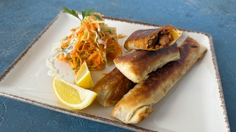 Hackfleisch-Röllchen (Börek) mit Spitzkohl-Karotten-Salat mit Ayran-Dressing