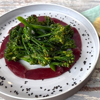Gebeizter Rehrücken mit wildem Broccoli und Knoblauchbrot	