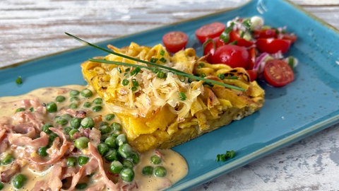 Spätzle-Rösti mit Sahnesoße und Tomaten-Frühlingszwiebel-Salat