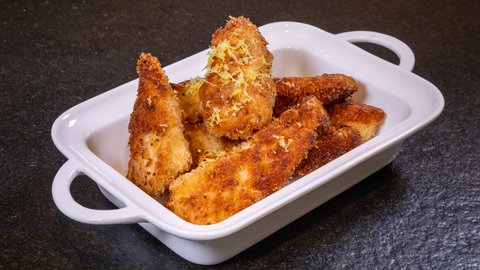 Backhendl frisch aus dem Ofen in einer Auflaufform. 