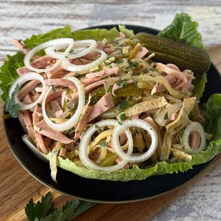 Wurstsalat mit Flädlestreifen