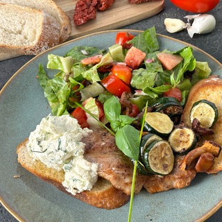 KI-Rezept: Schweinesteaks mit Pfifferlingen und Zucchini, Tomaten-Melonensalat, Kräuterfrischkäse und Röstbrot