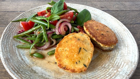 Schweine-Medaillons mit Parmesan-Knusperhaube und Bohnen-Tomatensalat 