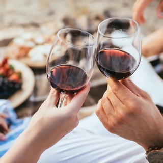 Anstoßen mit Weingläsern