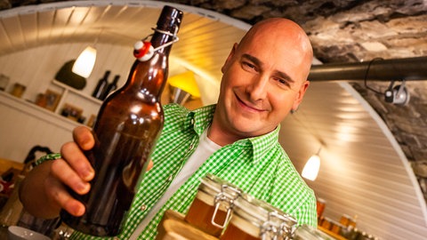 Timo Böckle mit Bierflasche