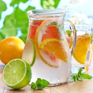 Karaffe mit Wasser und Orangen- und Zitronenscheiben