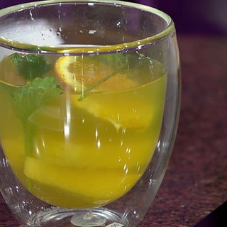 Kräutertee mit Zitrone