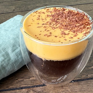 Schwarzer Kaffee mit cremigem Eierschaum (Egg Coffee)