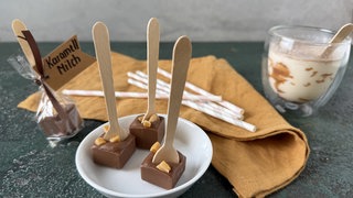 Trinkschokolade am Stiel mit Karamell