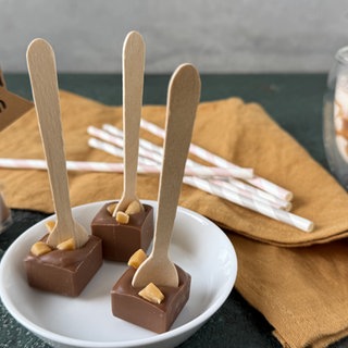 Trinkschokolade am Stiel mit Karamell