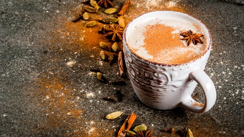 Tee mit Kardamom (Chai-Latte)