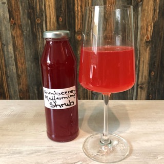 Fermentierter Himbeeren-Pfefferminze-Shrub für den perfekten Sommerdrink
