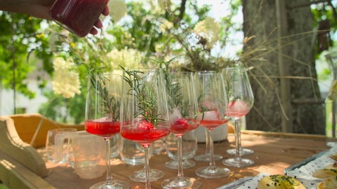 einige Gläser mit Himbeer-Rosmarin-Cocktail auf einem Tisch