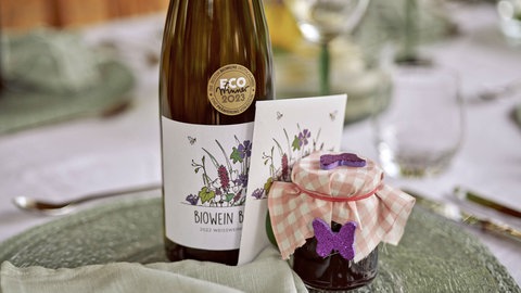 Wein-Gelee im Glas neben einer Flasche Wein