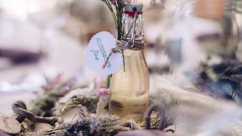  Maria Nehers Gastgeschenk ist ein Holunderblüten-Sirup. 