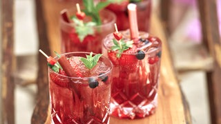 Mehrere Gläser eines Rhabarber-Beeren Mocktail