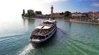 Whiskey-Schiff vom Bodensee fährt ind en Hafen von Konstanz