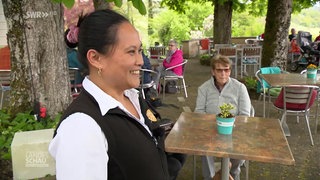 Frauen auf der Terrasse eines Restaurants