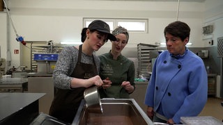 Sonja Faber-Schrecklein besucht Konditor-Meisterin Michaela Schell in Gundelsheim.