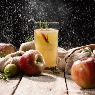 Ein Glas mit heißem Wopfel: Ein Wodka-Apfelpunsch. Ein Rezept von SWR1 Pfännle-Koch Eberhard Braun.