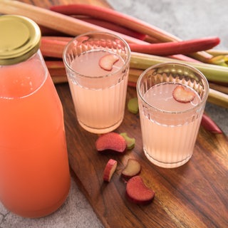 Rhabarbersirup für Rhabarber Spritz in einem Glas. Rhabarbersirup könnt ihr ganz einfach selber machen mit wenigen Zutaten.