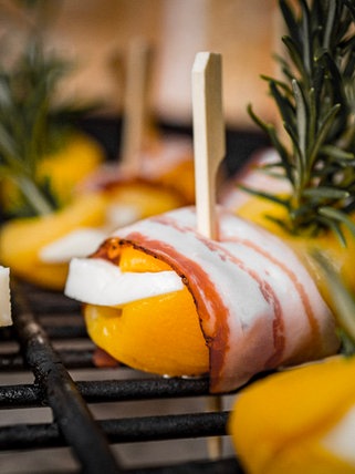 Aprikosen-Spieße mit Käse und Speck