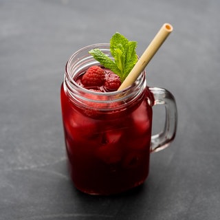 Himbeer-Holunderblüten-Eistee