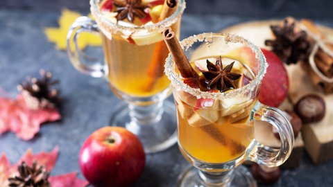 Apfel-Punsch mit weihnachtlichen Gewürzen