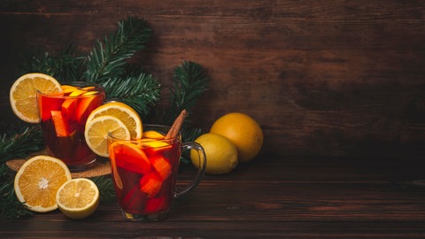 Punsch selber machen: Alkoholfreier Punsch in Gläsern, Organgen sind drum herum verteilt