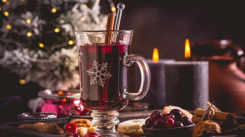 Punsch selber machen: dunkelroter Punsch aus Traubensaft 