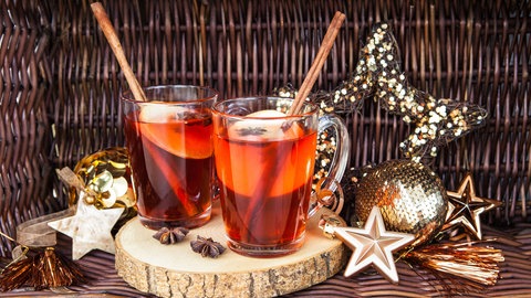 Gläser mit Punsch und Zimtstangen