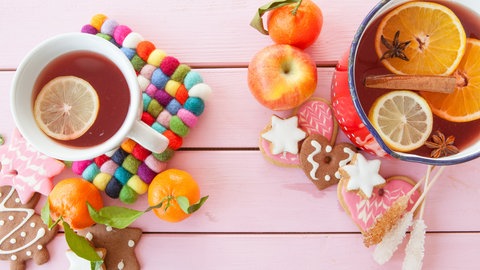 Ein bunt dekorierter Tisch mit Kinderpunsch in Tassen