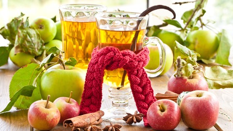 Weißer Kinderpunsch mit Apfelsaft in Gläsern