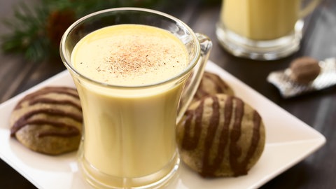 Eierpunsch ist ein Getränk aus Milch, Sahne, Ei, Zimt, Muskatnuss und Alkohol