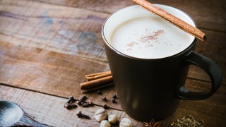 Tasse Milch mit Muskat