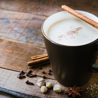 Tasse Milch mit Muskat