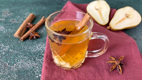 Weißer Advents-Punsch mit Birnen und Kardamom