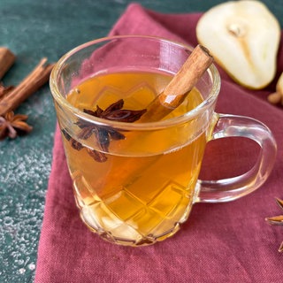 Weißer Advents-Punsch mit Birnen und Kardamom