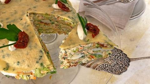 Crêpes-Torte mit Frischkäse und Gemüse