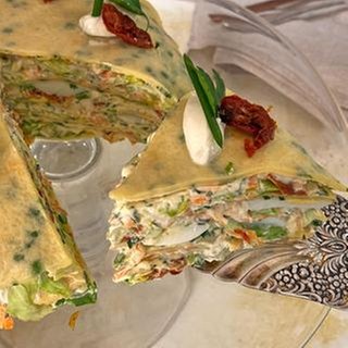Crêpes-Torte mit Frischkäse und Gemüse