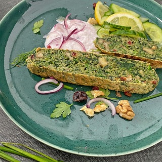 Persischer Kräuterkuchen mit Gurkensalat