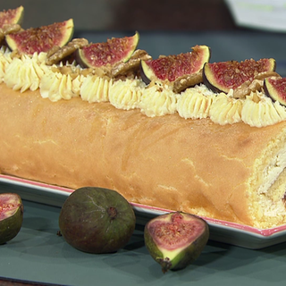 Biskuitrolle mit Mascarpone-Creme und Feigenmus