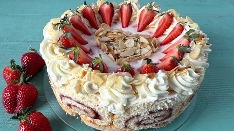 Biskuitrollen-Erdbeertorte
