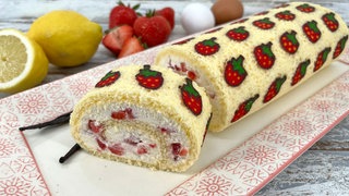 Erdbeer-Biskuitrolle mit Dekorbiskuit