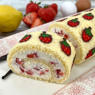 Erdbeer-Biskuitrolle mit Dekorbiskuit