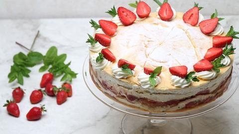 Erdbeerflockensahnetorte