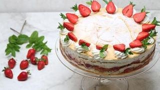 Erdbeerflockensahnetorte