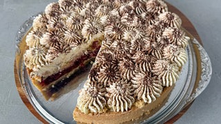 Feuerwehrkuchen: Gedeckter Kirschkuchen mit Sahne