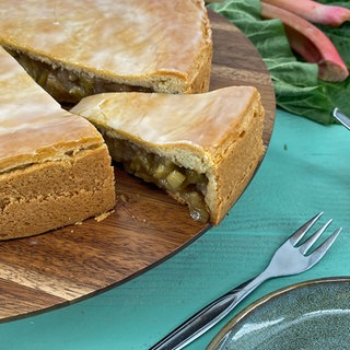 Gedeckter Rhabarberkuchen