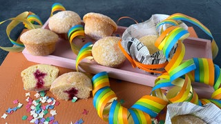 Gefüllte Schmand-Muffins mit Johannisbeerkonfitüre